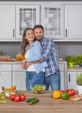 Genç çift mutfakta eğleniyor