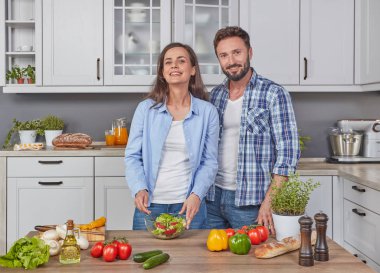 Genç çift mutfakta eğleniyor