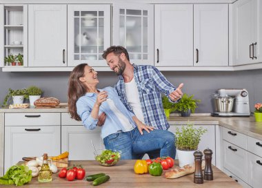 Mutlu çift mutfakta dans