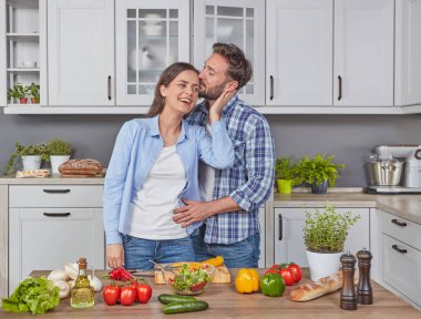 Genç çift mutfakta eğleniyor