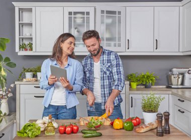 Mutfakta yemek yapan bir çift.