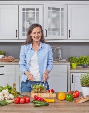 Neşeli kadın mutfakta bir salata hazırlık