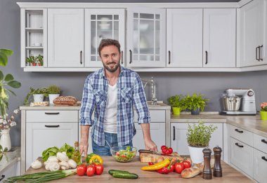 Yakışıklı adam mutfakta yemek hazırlama