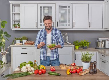 Yakışıklı adam mutfakta bir salata hazırlık
