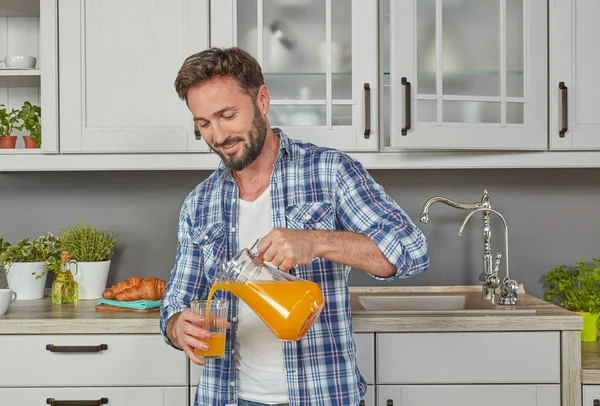 Hombre Sano Bebiendo Jugo Naranja Cocina — Foto de Stock