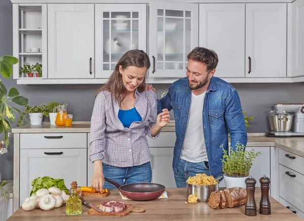 Heureux Couple Marié Cuisiner Ensemble Dans Cuisine — Photo