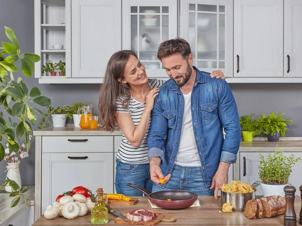 Jeune Couple Joyeux Cuisiner Ensemble Dans Cuisine — Photo