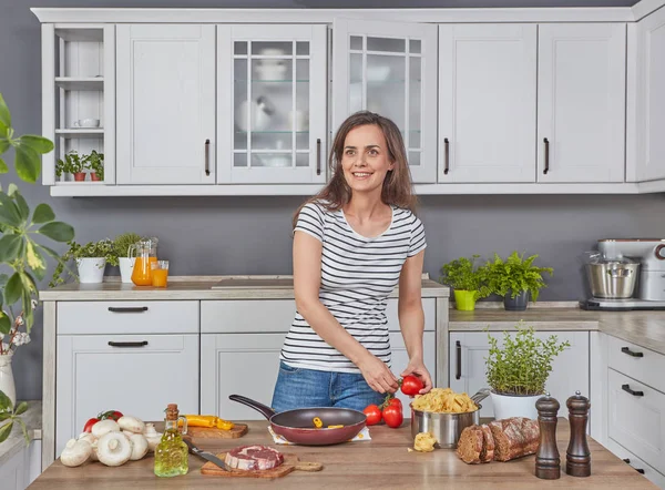 Feliz Joven Cocina — Foto de Stock