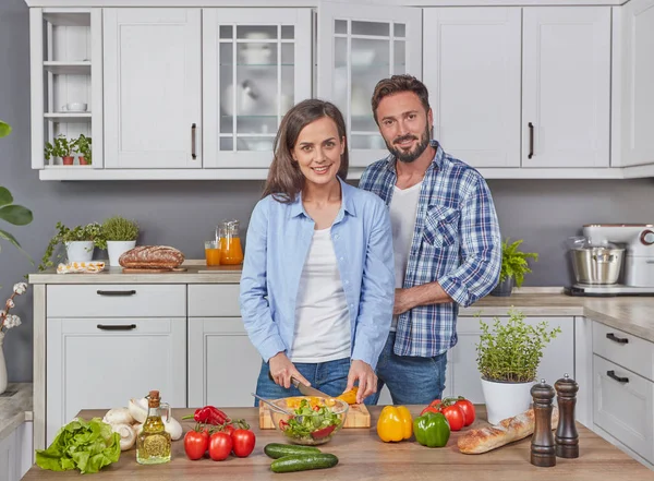 Lyckligt Gift Par Matlagning Tillsammans Köket — Stockfoto