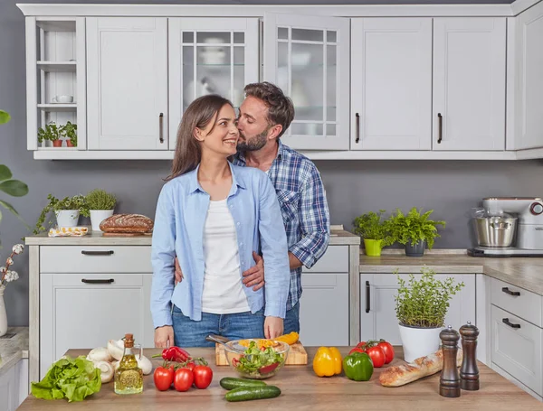 Heureux Couple Marié Cuisiner Ensemble Dans Cuisine — Photo