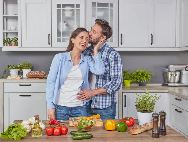 Jeune Couple Amuser Dans Cuisine — Photo