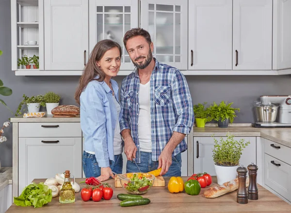 Lyckligt Gift Par Matlagning Tillsammans Köket — Stockfoto