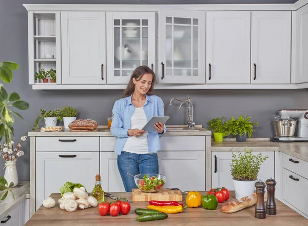 Mujer Con Tablet Digital Cocinando Cena — Foto de Stock