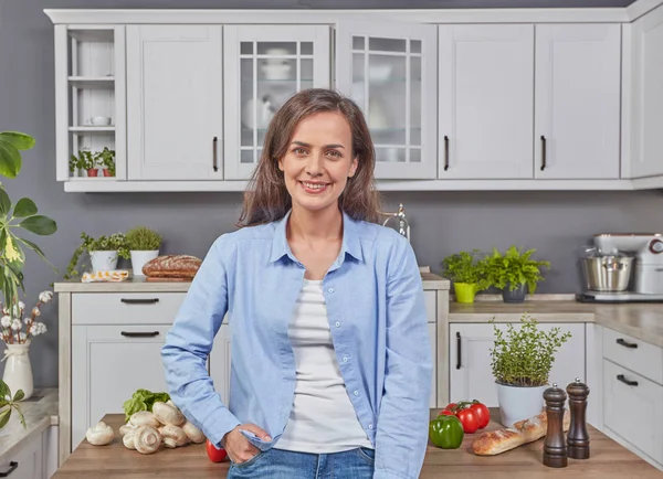 Mujer Alegre Cocina — Foto de Stock