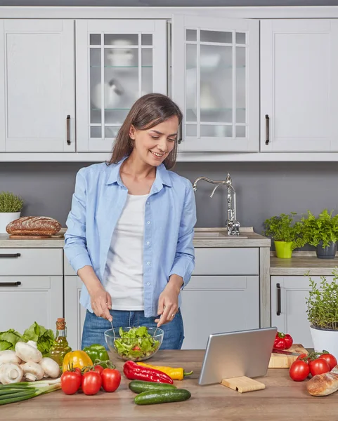 Mujer Con Tablet Digital Cocinando Cena — Foto de Stock