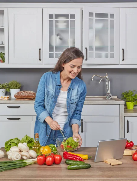 Mujer Con Tablet Digital Cocinando Cena — Foto de Stock
