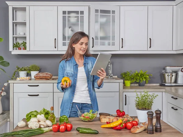 Mujer Con Tablet Digital Cocinando Cena — Foto de Stock