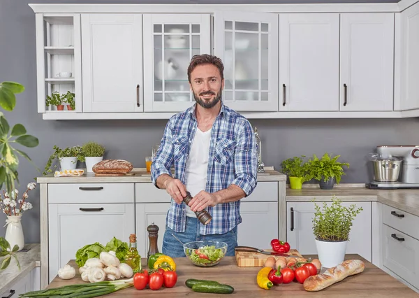 Hombre Guapo Preparando Cena Cocina — Foto de Stock