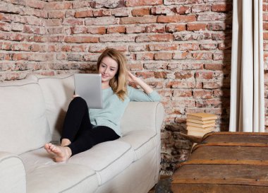 Kahve ve tablet ile boş zaman etkinliği