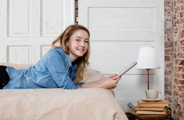 Relaxing Digital Tablet Bed — Stock Photo, Image