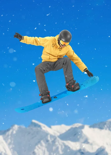 Snowboardåkare Som Utför Tail Grab — Stockfoto