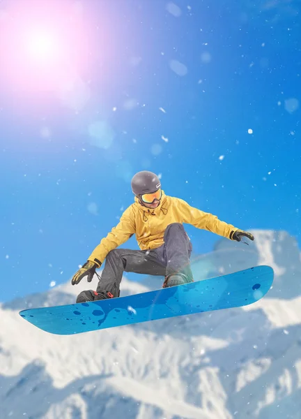 Bir Sıçrama Gerçekleştirmek Snowboarder — Stok fotoğraf