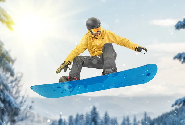 Bir Sıçrama Gerçekleştirmek Snowboarder — Stok fotoğraf