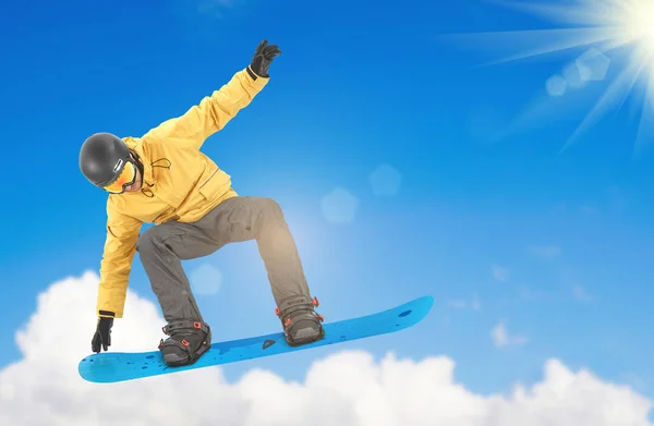 Bir Kuyruk Kapmak Gerçekleştirme Snowboarder — Stok fotoğraf