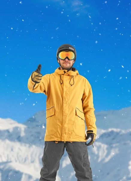 Уверенный Сноубордист Горах — стоковое фото
