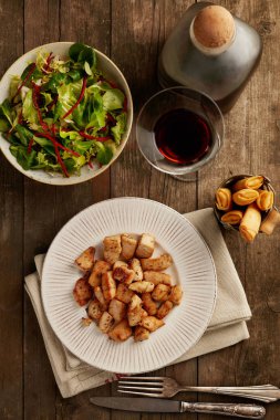 Fırında hindi göğsü bahar rulolar, salata ve şarap ile