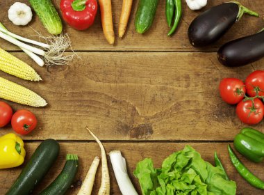 ahşap üzerine taze sebze