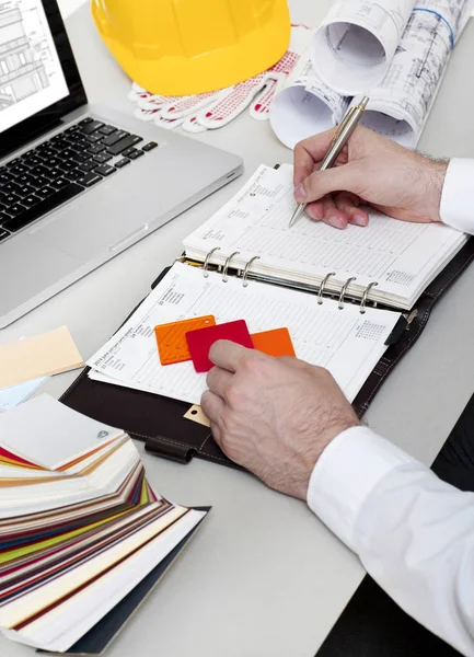 Hombre Con Muestras Color Escritorio —  Fotos de Stock