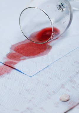 Bir gömlek üzerinde dökülen şarap