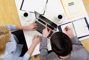 İş adamları ofiste tartışıyor