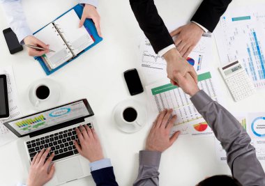 İş adamları el sıkışma yukarıdan