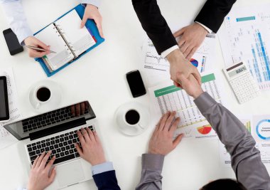 İş adamları el sıkışma yukarıdan