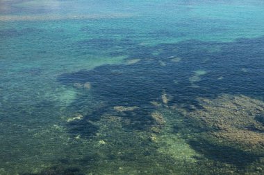 Açık su ve kayalar