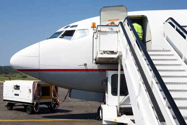 Заправка самолета крупным планом
