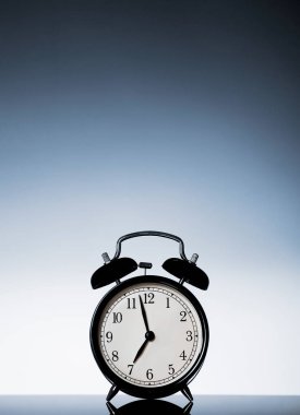 Tablo arka plan üzerinde saat