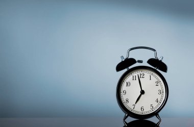 Tablo arka plan üzerinde saat