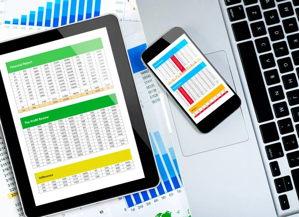 Tablet Digital Celular Laptop Documentos Financeiros — Fotografia de Stock