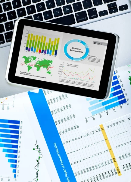 Tableta Digital Ordenador Portátil Papeles Financieros —  Fotos de Stock