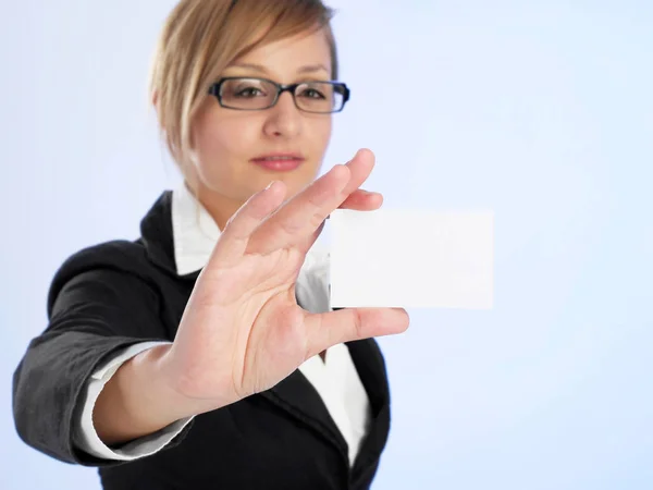 Frau Zeigt Ihre Visitenkarte — Stockfoto