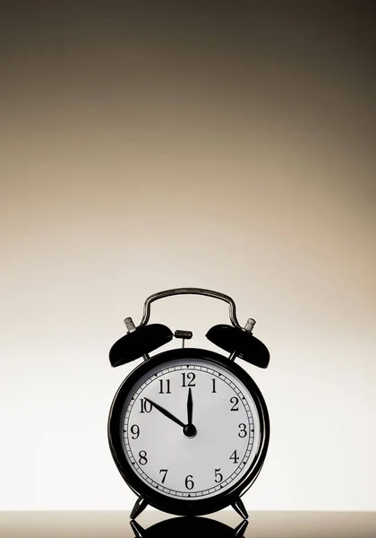 Reloj Sobre Fondo Mesa — Foto de Stock