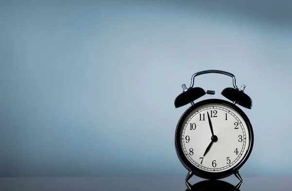 Reloj Sobre Fondo Mesa — Foto de Stock