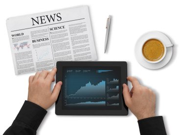 Dijital tablet ve gazete ile el