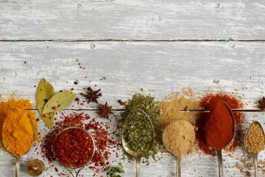 ahşap masa üzerinde farklı baharatlar