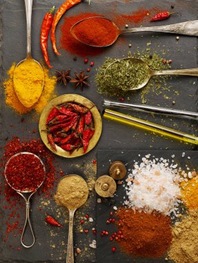 ahşap masa üzerinde farklı baharatlar