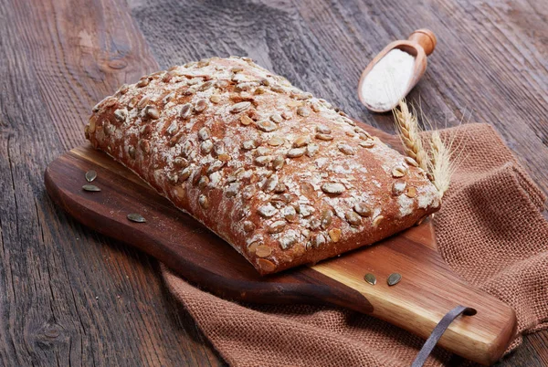 Zelfgemaakte Volkoren Brood Hout — Stockfoto