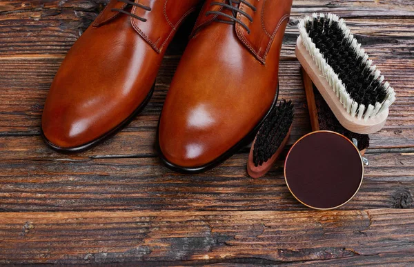 Erkek Deri Ayakkabı Bakım Ürünleri Ahşap Üzerine — Stok fotoğraf